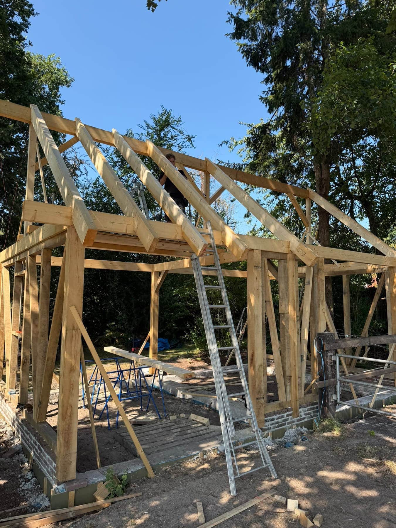 Eiken spantconstructie van een bijgebouw in aanbouw, gebouwd door Bouwbedrijf Hekkenberg in de omgeving van Amersfoort