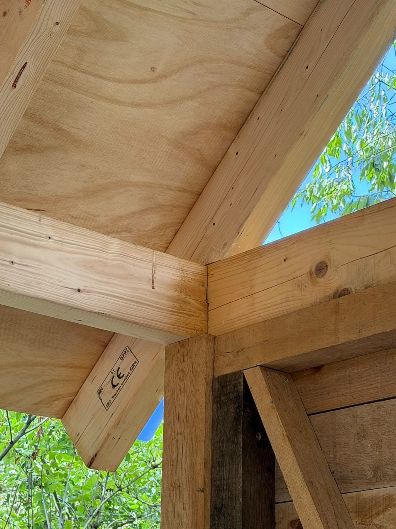 Detail van een eiken houtverbinding, gemaakt door Bouwbedrijf Hekkenberg